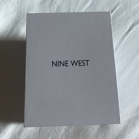 {NIB} NINE WEST floral watch
